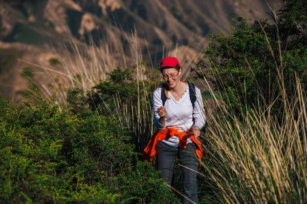 Νεαρή Γυναίκα Πεζοπόρος Σακίδιο Περπατά Κατά Μήκος Ενός Βουνού Μονοπάτι — Φωτογραφία Αρχείου