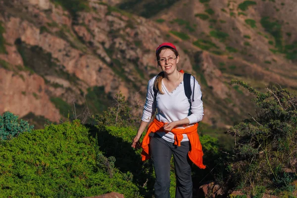 Sırt Çantalı Genç Bir Kadın Dağ Yolunda Yürüyor — Stok fotoğraf