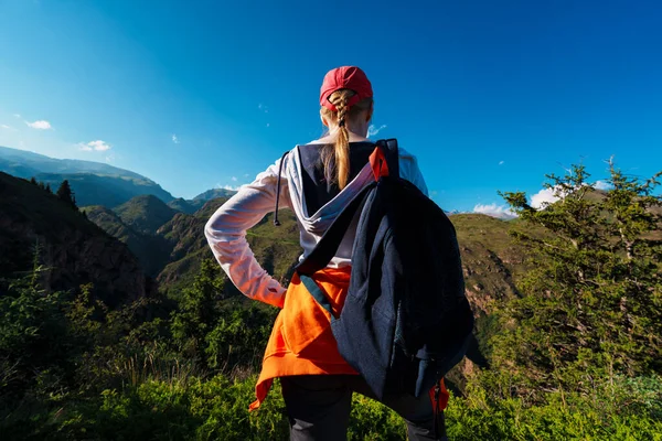 Joven Excursionista Con Mochila Para Cima Una Montaña Mira Valle —  Fotos de Stock