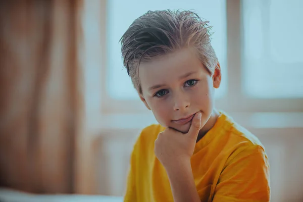 Porträtt Stilig Omtänksam Sjuårig Pojke — Stockfoto