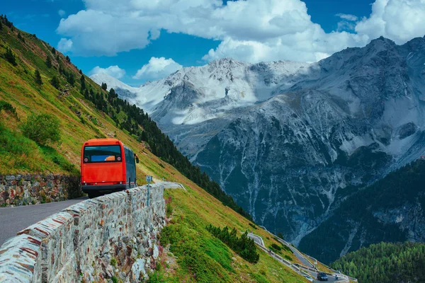 Röd Turistbuss Ridning Schweiziska Alperna Bergen Sommaren — Stockfoto