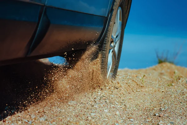 Auto Wiel Glijdt Uit Het Zand Woestijn Close Bekijken — Stockfoto