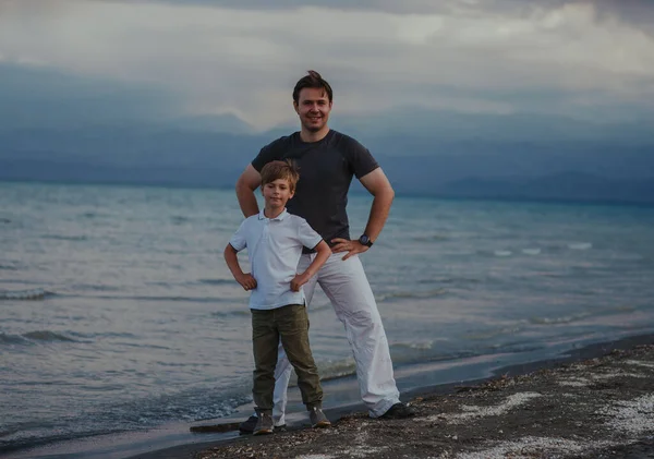 Счастливые Отец Сын Стоят Берегу Озера Ветреную Погоду — стоковое фото