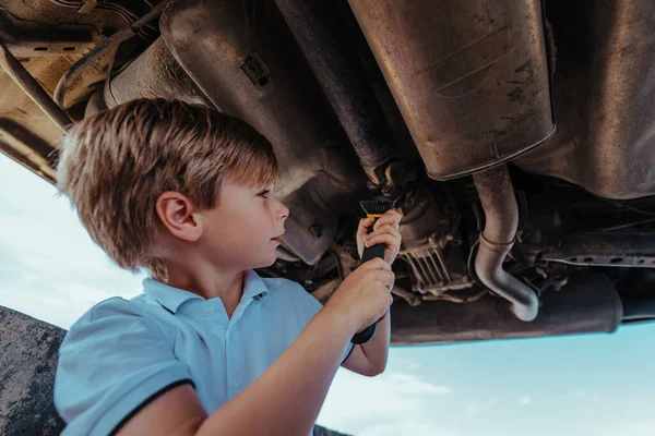 Αγόρι Μηχανικός Αυτοκινήτων Στέκεται Κάτω Από Κάτω Μέρος Του Αυτοκινήτου — Φωτογραφία Αρχείου