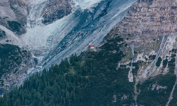 Samotny Dom Szczycie Góry Pobliżu Lodowca — Zdjęcie stockowe