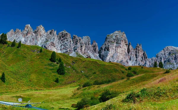 意大利白云石阿尔卑斯山美丽的风景 配有山路和汽车 — 图库照片