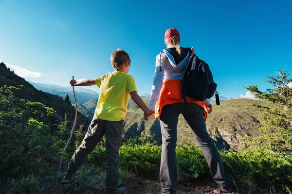 Jovem Caminhante Seu Filho Topo Uma Montanha Olhando Para Longe — Fotografia de Stock