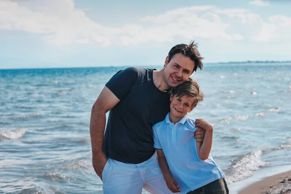 Ευτυχισμένος Πατέρας Και Γιος Στέκονται Στη Λίμνη Μια Ηλιόλουστη Καλοκαιρινή — Φωτογραφία Αρχείου