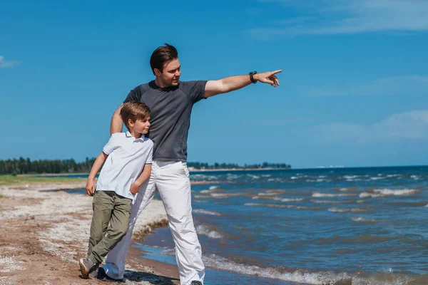 Πατέρας Και Γιος Στέκονται Στην Όχθη Της Λίμνης Και Κοιτάζουν — Φωτογραφία Αρχείου