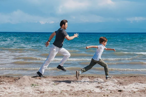 Baba Oğul Deniz Kıyısında Yarışıyorlar — Stok fotoğraf