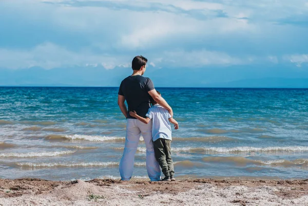 Πατέρας Και Γιος Αγκαλιάζουν Και Κοιτάζουν Λίμνη — Φωτογραφία Αρχείου