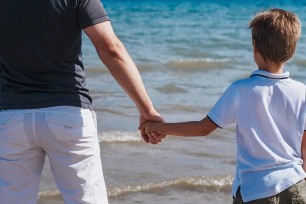 Батько Син Стоять Пляжі Тримаючи Руки — стокове фото