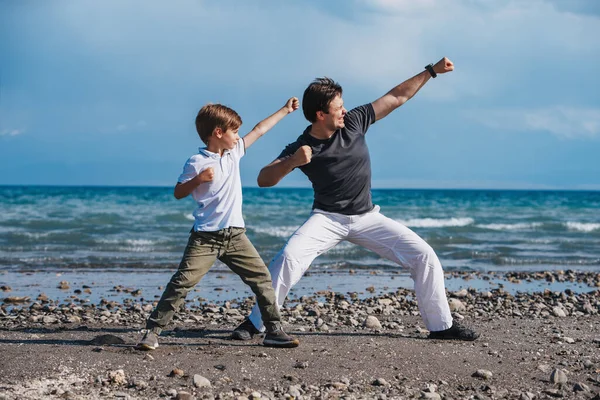 Baba Oğluna Kumsalda Dövüş Sanatları Öğretiyor — Stok fotoğraf