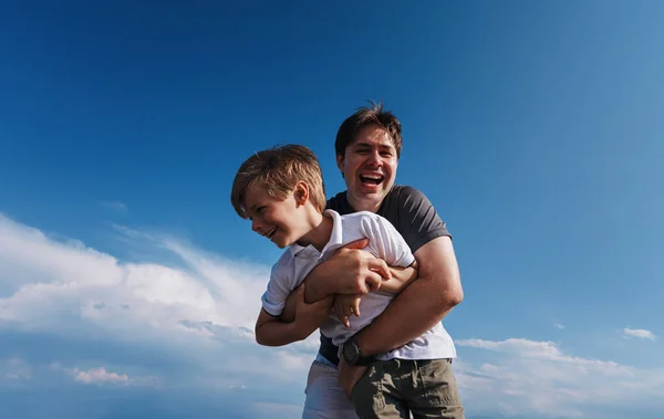 Mutlu Baba Oğul Mavi Gökyüzü Geçmişinde Eğleniyorlar — Stok fotoğraf