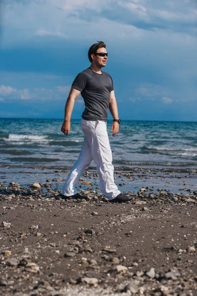 Jovem Homem Bonito Óculos Sol Andando Praia — Fotografia de Stock