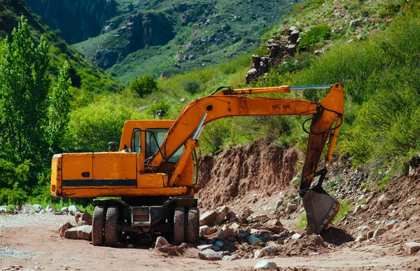Excavadora Orugas Cantera Fondo Las Montañas — Foto de Stock