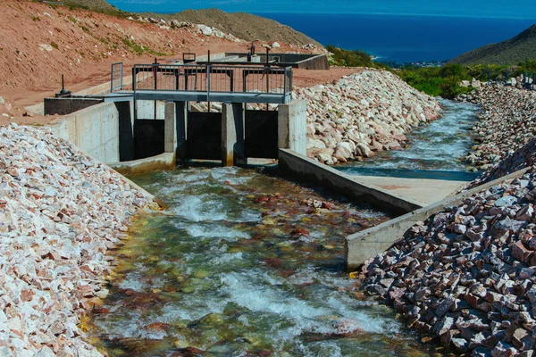 Bau Eines Staudamms Gebirgsfluss Der Den See Fließt — Stockfoto