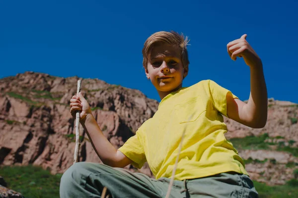 在山上远足的男孩竖起大拇指 — 图库照片