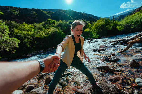 Man Helpt Jonge Vrouw Wandelaar Oversteken Een Bergstroom Eerste Standpunt — Stockfoto