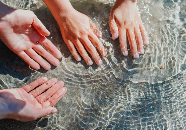 Mutter Und Kind Waschen Sich Die Hände Klaren Wasser Des — Stockfoto
