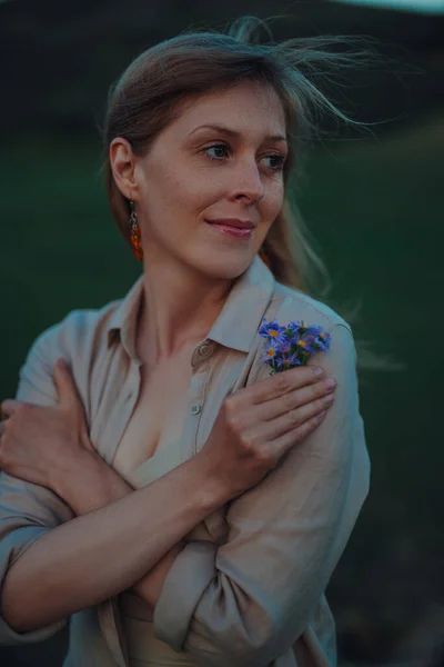 Draußen Porträt Einer Jungen Schönen Frau Mit Einem Strauß Wildblumen — Stockfoto