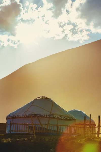 Nomadische Jurten Den Bergen Bei Sonnenuntergang Kirgisistan — Stockfoto