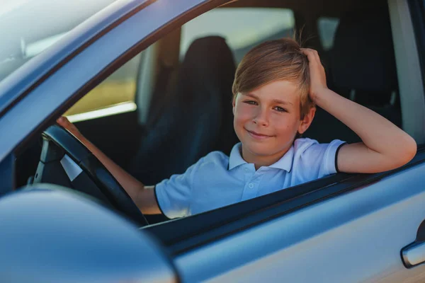 Гарний Успішний Усміхнений Хлопчик Сидить Водійському Сидінні Автомобіля — стокове фото