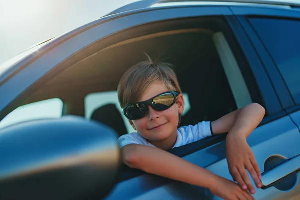 Bonito Menino Sorridente Bem Sucedido Óculos Sol Sentado Assento Motorista — Fotografia de Stock