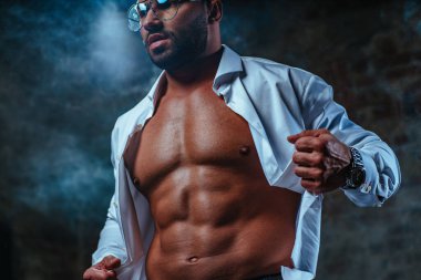 Ofis tarzı yakışıklı kaslı bir adamın portresi.