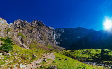 Şelale, Pireneler ve Fransa 'yla Gavarnie Sirki' nin panoramik manzarası