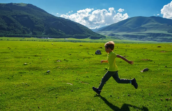 Menino Correndo Rápido Prado Verde Nas Montanhas — Fotografia de Stock