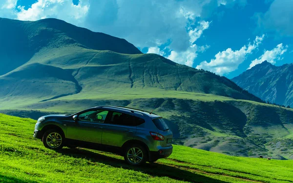 Yeşil Bir Tepede Modern Bir Araba Resimli Bir Dağ Vadisinde — Stok fotoğraf