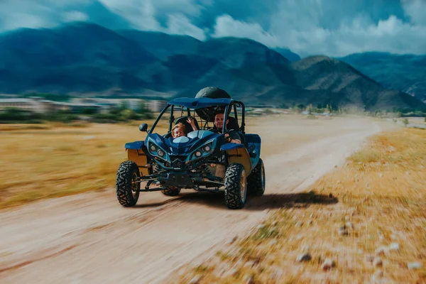 Baba Oğul Dağ Yolunda Hızlı Araba Sürüyorlar Bulanık Hareket — Stok fotoğraf