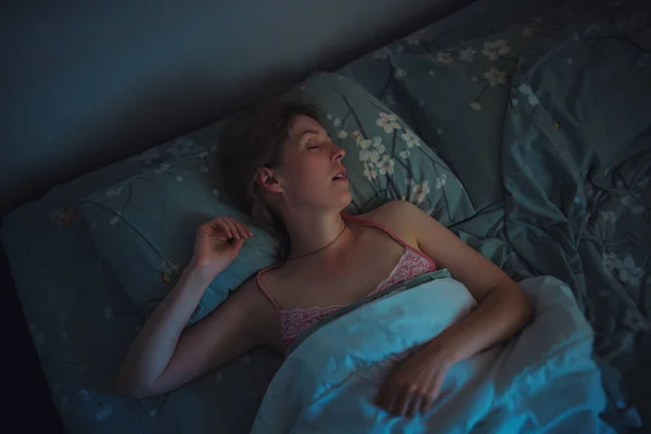 Wanita Cantik Muda Tidur Tempat Tidur Pagi Hari — Stok Foto