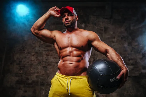 Homme Musculaire Athlétique Tenant Balle Fitness Lourde Pour Les Séances — Photo