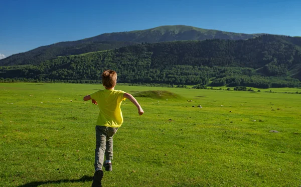 Menino Correndo Através Prado Verde Nas Montanhas Dia Ensolarado Verão — Fotografia de Stock