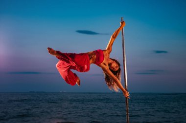 Genç kadın kutup alacakaranlık deniz ve gökyüzü arka plan üzerinde dans