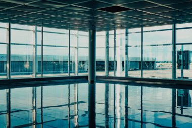 Boş modern havaalanı terminali, mavi renk