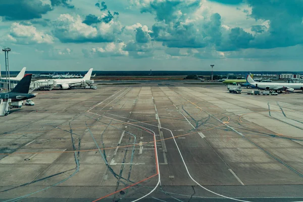 Yaz Gününde Uçakları Servis Araçları Olan Bir Havaalanı — Stok fotoğraf