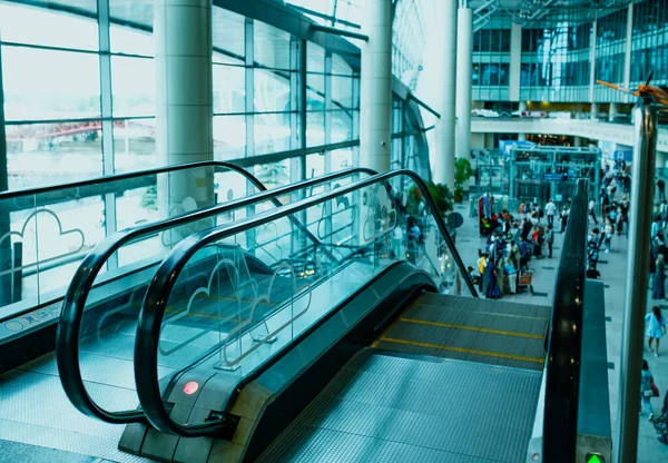 Havaalanı Terminalinde Modern Yürüyen Merdiven — Stok fotoğraf