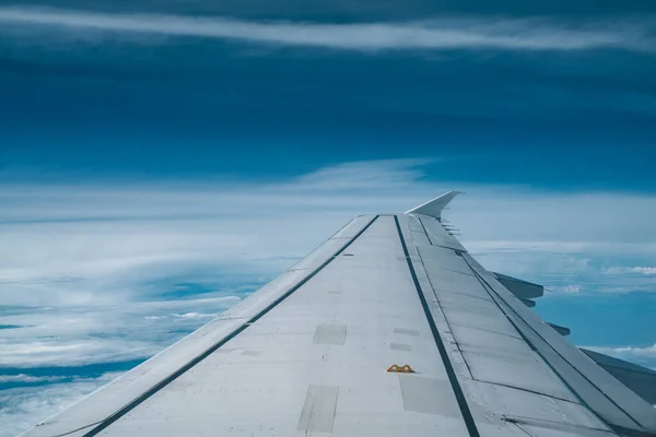 Vliegtuigvleugel Boven Wolken Tijdens Vlucht — Stockfoto