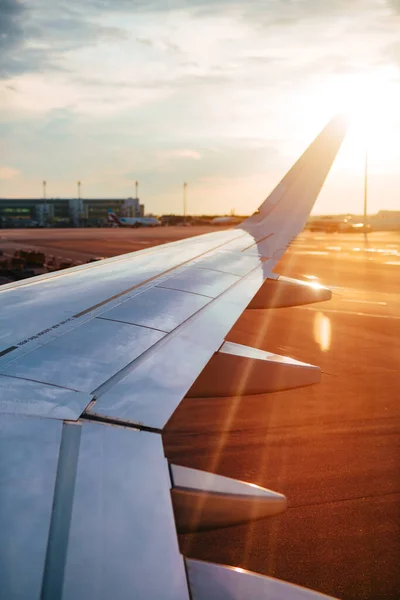 Vliegtuig Landingsbaan Bij Warm Zonsondergang Licht — Stockfoto