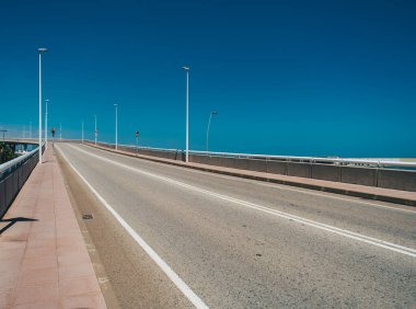 Güneşli bir yaz gününde boş otoban