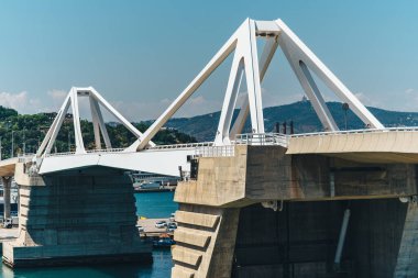 Puente Puerta Europa 'nın taşınabilir köprüsü, Barcelona, İspanya