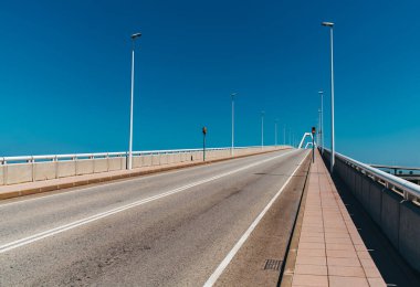 Güneşli bir yaz gününde boş otoban