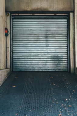 Binadaki park yerine metal kapılar açılıyor.