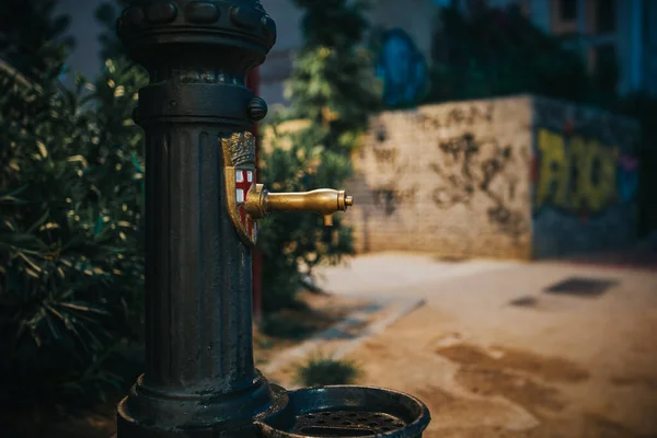 Fontana Acqua Potabile Sulla Strada Una Città Europea Notte — Foto Stock
