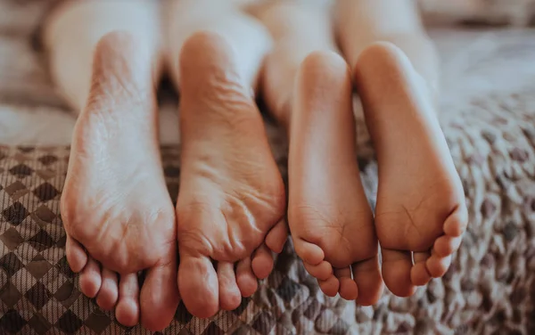 Füße Von Mutter Und Baby Auf Dem Bett Liegend — Stockfoto