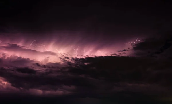 Nuvens Tempestuosas Escuras Com Coloração Púrpura Relâmpago — Fotografia de Stock