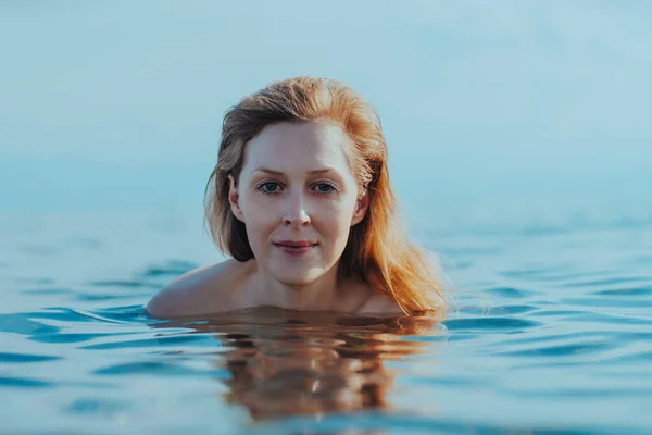 Portrét Krásné Mladé Blond Ženy Moři — Stock fotografie